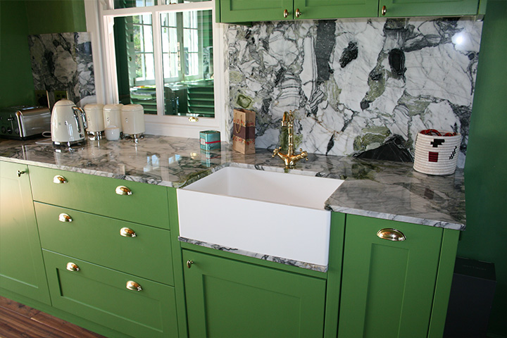 Matching stone kitchen counter and backsplash